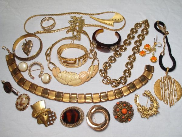 OVER TWENTY PIECES VINTAGE & OTHER COSTUME JEWELRY: Over twenty pieces of vintage and other costume jewelry, most gold toned, some signed including Monet and Roget. Various styles and materials including bangles, brooches and necklaces. Total weight: 1