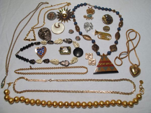 OVER TWENTY PIECES VINTAGE & OTHER COSTUME JEWELRY: Over twenty pieces of vintage and other costume jewelry including signed pieces by Monet and Trifari. Lot includes necklaces, brooches, and earrings. Total weight: 1.6 lbs. Condition: good with only m