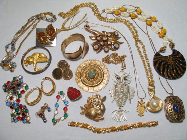 OVER TWENTY PIECES VINTAGE & OTHER COSTUME JEWELRY: Over twenty pieces of vintage and other costume jewelry, many signed. Brand names include J.J. and Trifari. Total weight: 1.8 lbs. Condition: good with only minimal wear.