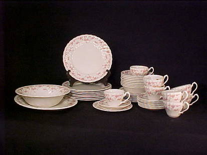 FRANCISCAN DINNER WARE- BRIDES BOUQUET 4: FRANCISCAN DINNER WARE- BRIDES BOUQUET 42 Pieces. 8 dinner plates, 8 dessert plates, 8 bowls, 8 cups and saucers, large serving bowl, oval serving platter