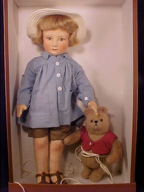 ORIGINAL R JOHN WRIGHT CHRISTOPHER ROBIN: ORIGINAL R JOHN WRIGHT CHRISTOPHER ROBIN Christopher Robin and Pooh Series 1, 1985-86. Original box. Christopher is 18" tall, Pooh is 8" tall. Ltd edition number 851 of 1000.