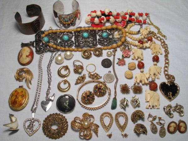 OVER THIRTY PCS VINTAGE & OTHER COSTUME JEWELRY: Over thirty pieces of vintage and other costume jewelry, some pieces signed, including a Trifari brooch and earrings as well as a hand-hammered copper bracelet. Various styles and materials. Total wei