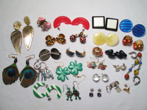 TWENTY-FIVE PAIR LADIES EARRINGS MONET ROMAN BURCH: Twenty-five pairs of vintage and other ladies earrings, some signed, including pieces by Monet, Roman and Laurel Burch. Various styles and materials. Total weight: 0.6 lbs. Condition: good.