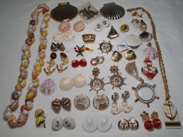 OVER FIFTY PIECES OF COSTUME JEWELRY SHELLS CINER: Over thirty pieces of ladies vintage and other costume jewelry, mainly shells or a nautical motif. Some pieces signed including Ciner and Studex Classic. Various styles and materials. Total weight: 1.
