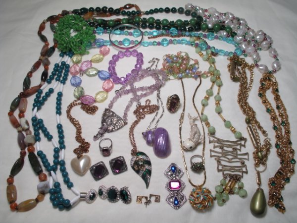 OVER THIRTY PCS LADIES COSTUME JEWELRY ROMAN CINER: Over thirty pieces of ladies vintage and other costume jewelry including some signed pieces by Roman, Ciner, and others. Various styles and materials. Necklaces, earrings and brooches. Total weight: 2