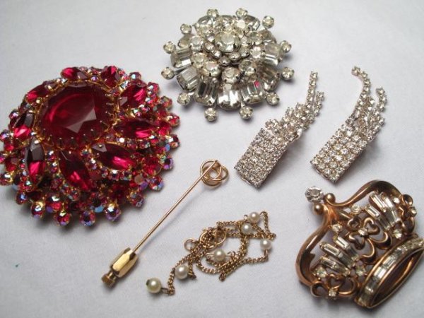 22 PCS VINTAGE JEWELRY TRIFARI MARVELLA CLOISONNE: Approximately 22 pieces vintage and other costume jewelry including Trifari crown pin, rhinestone brooch by Kandelll & Marcus, quality unstrung freshwater pearls, cloisonne bracelets, Marvella faux pe