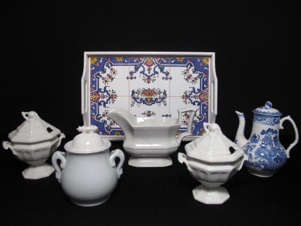 6 PCS ANTIQUE IRONSTONE BLUE WILLOW POT TRAY: 6 piece group of ceramic items including antique Meakin Bros. ironstone covered sugar bowl, Redcliff ironstone pitcher, pair Redcliff ironstone tureens, Masons England Blue Willow coffee pot, painted 