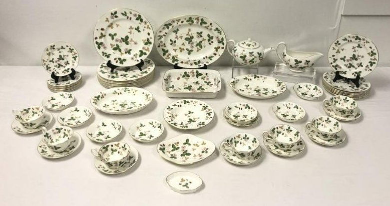 WEDGWOOD "WILD STRAWBERRY" PORCELAIN DINNERWARE (1 of 20)