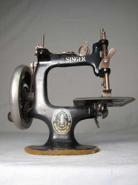 40 ANTIQUE MINIATURE HAND CRANK SINGER SEWING MACHINE Gorgeous Singer Hand Crank Sewing Machine 40 ANTIQUE MINIATURE HAND CRANK SINGER SEWING MACHINE Gorgeous Singer Hand Crank Sewing Machine