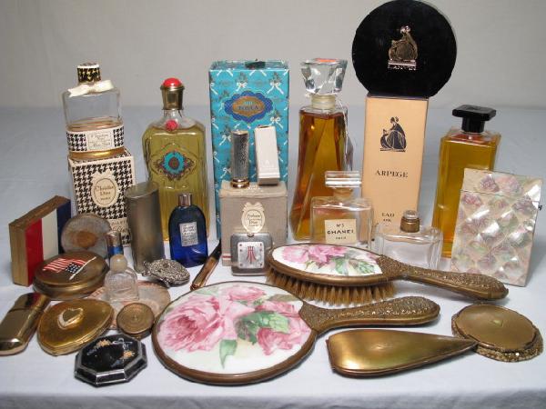 ASSORTED PERFUME BOTTLES COMPACTS LIPSTICK ETC: Group of assorted ladies perfume including Cachet, Arpege, Tosca and Miss Dior. Sold together with an assortment of compacts, Christian Dior Rouge a Levres lipstick with original refill, vanity mirror