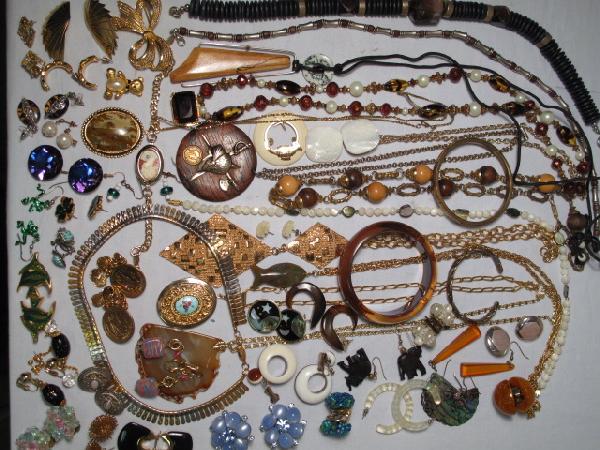 COSTUME JEWELRY MARVELLA S.A.L. NAPIER MONET CAROL: Large group of assorted costume jewelry including over 20 pairs of earrings and loads of necklaces, bracelets, pins and more. Condition good. See images for details. Gold tone, silver tone, hard plast
