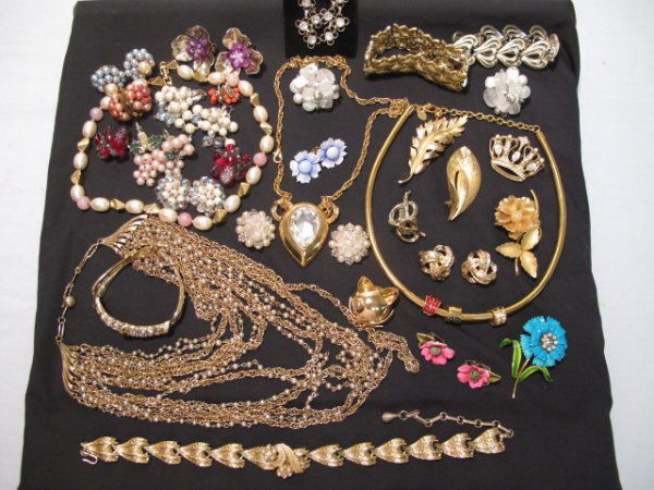 COSTUME JEWELRY: CORO NAPIER ETC: Tray lot of assorted costume jewelry. Many Coro pieces and a few Napier too, one Tifari, Primex and a Joan Rivers necklace. Earrings, brooches, bracelets and necklaces, faux diamonds and faux pearl. G