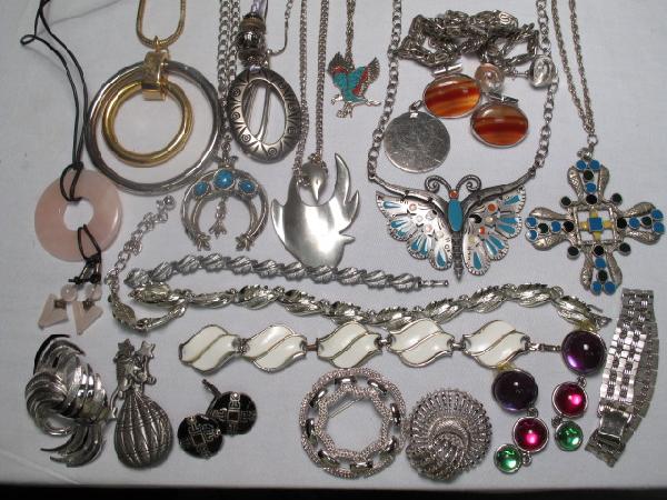 COSTUME JEWELRY: SILVER TONE MONET NAPIER ETC.: Tray lot of assorted costume jewelry. Includes mustard seed, enamel, faux turquoise, agate, rose quartz. Good condition. Weight approx. 1lb 7oz.