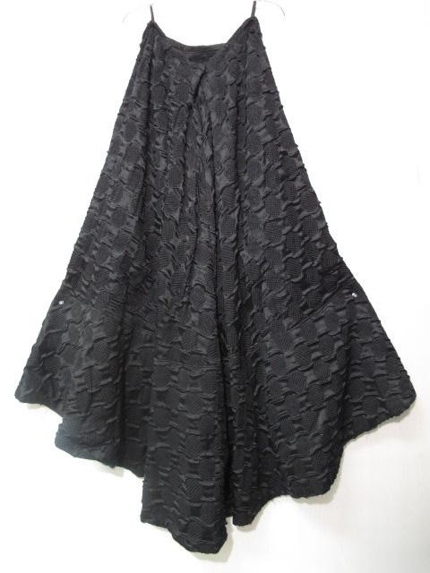 ANTIQUE 19TH CENTURY VICTORIAN BLACK SILK COTTON S: Antique 19th century black Victorian silk and cotton skirt. Unusual tufted and stitched design with a small train. Clasps and a pleat in the back. Measures 40 inches long in the front, 48 inches in th
