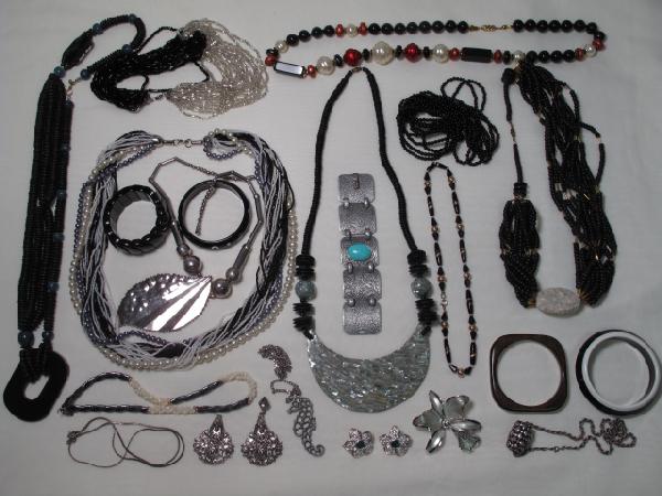 OVER 20 PCS BLACK & SILVER TONE COSTUME JEWELRY: Over twenty pieces of vintage and other costume jewelry, mainly black, white, and silver toned. Various materials and designs. Total weight: 2.8 lbs. Condition: good with some minor wear.