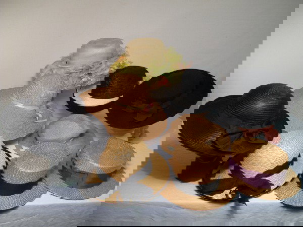 10 VINTAGE LADIES HATS LONDON FOG LORD AND TAYLOR: 10 vintage ladies hats London Fog, Lord and Taylor, Jean Pierre, Emme Boutique, Mr John. 9 straw hats embellished with ribbons and organza flowers. 1 London Fog wool hat. All generally good condition.