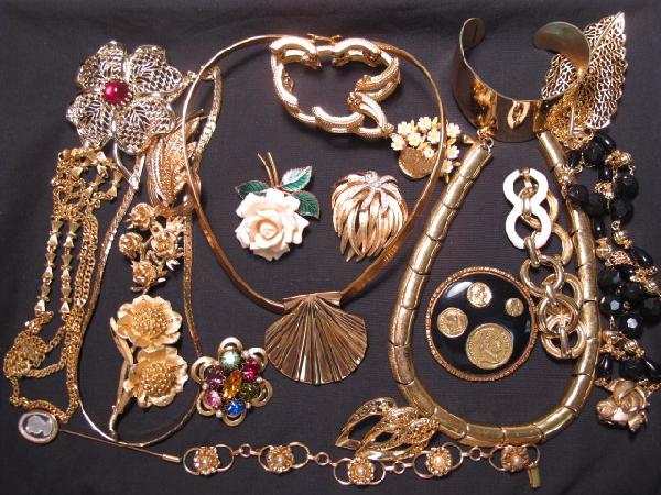 COSTUME JEWELRY: CORO NAPIER TRIFARI MONET AND MOR: Tray lot of costume jewelry including necklaces, bracelets, earrings and brooches. Signed pieces include Coro, , Monet, Avon, Emmons, Trifari, Napier, Vol, Austria etc. Good condition. Weight approx.