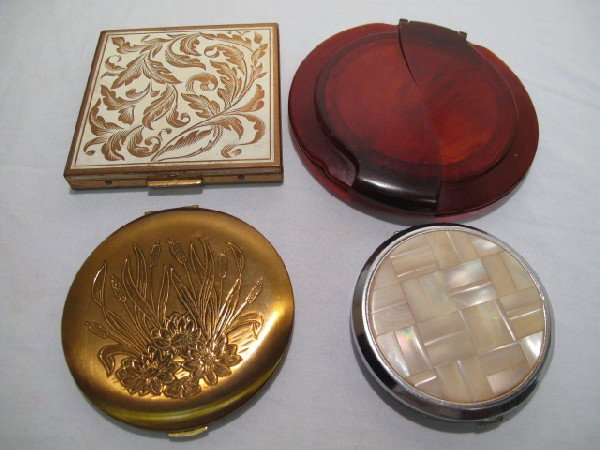 LOT OF 4 VINTAGE ASSORTED POWDER COMPACTS: Four assorted vintage ladies powder compacts. Includes Ton-Ton, REX Fifth Avenue, and Zell Fifth Avenue. All but one include original sifter, and all but one include original puff. See images for deta