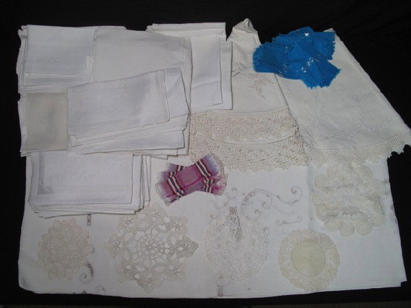 ESTATE LOT ASSORTED VINTAGE LINENS DAMASK NAPKINS : Estate lot of assorted vintage linens including Damask napkins, small and larger round embroidered table cloth with crochet edge, cut edge table cloth with embroidery, linen luncheon and dinner napkin