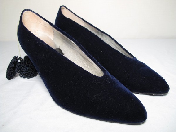 VINTAGE BLUE VELVET 1960'S STYLE SHOES AND CLIPS: Vintage, 1960's style blue velvet heels with braided shoe clips. Never worn. Size 9 1/2 M. Good condition. Not in original box. Shipping weight is 1 pound 3 ounces.