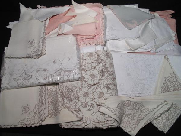 ESTATE LINENS TABLECLOTHS NAPKINS: Lot of assorted estate linens. Includes tablecloths, napkins, handkerchiefs, and more. Colors include white, off-white, peach, blue, etc. Assorted floral designs and stitching. See images. Shipping we