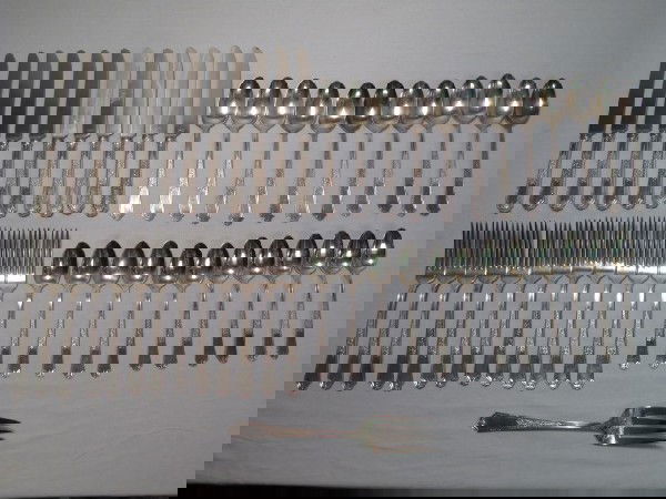 ROGER'S BROS SILVER PLATED FLATWARE SVC 12: Rogers Bros silverplated flatware service for 12 in a pretty classic pattern consisting of: 12 forks, 12 knives, 12 large spoons and 12 teaspoons. Condition good. See images. Weight 6.4 lbs.