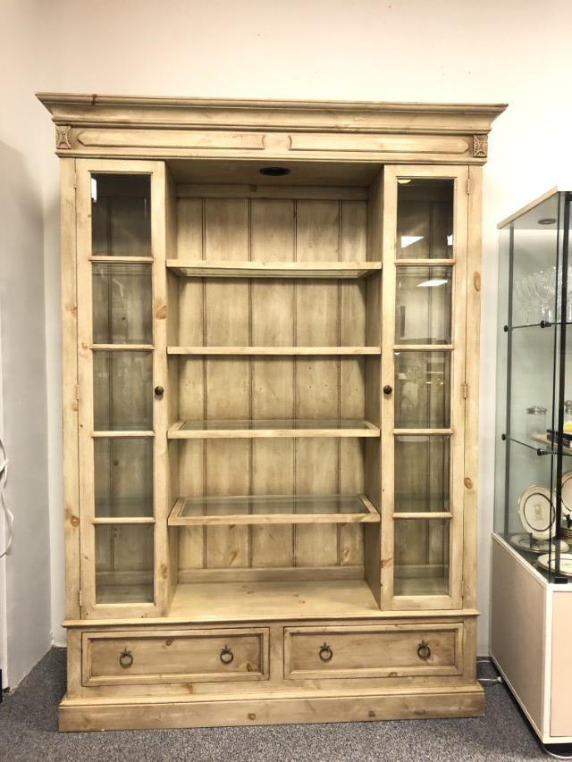 FICKS REED ANTIQUED DISPLAY CABINET (1 of 14)