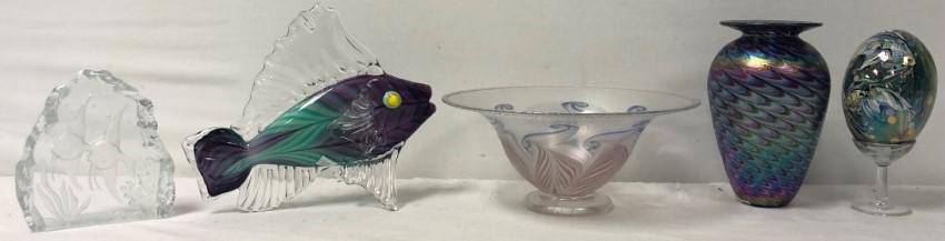 5 PIECES: MODERN GLASS LOT, GLASS EYE, VANDERMARK, ETC.: Lot includes: 1 "the Glass Eye" art glass vase, H 7.25"; 1 art glass bowl/ with scroll and leaf design signed 'Vandermark' ?, Dia 9.75"; 1 Swedish clear etched glass decoration, H 5.75"; 1 fish, L 9.7