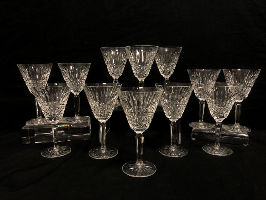 MODERN WATERFORD CRYSTAL WINE GLASSES, 12: H 7", see photo for pattern, etched signature on foot. Condition: 2 have rim chips, one has a very small nick to the foot. Weight: circa 9.5 lbs. total