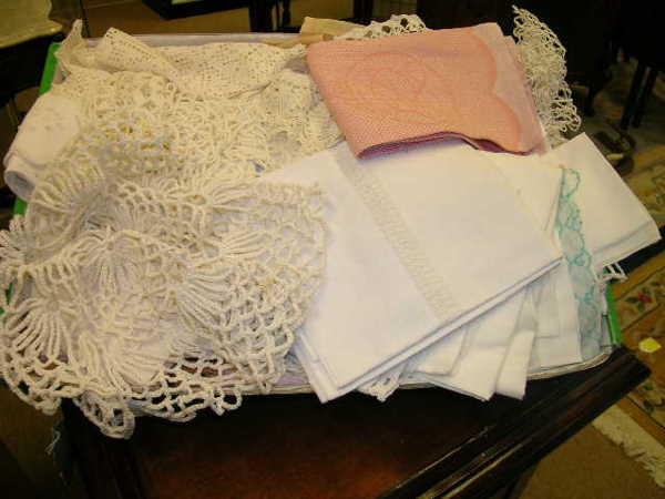 GROUP VINTAGE LINENS SCARVES NAPKINS TABLECLOTHS ET