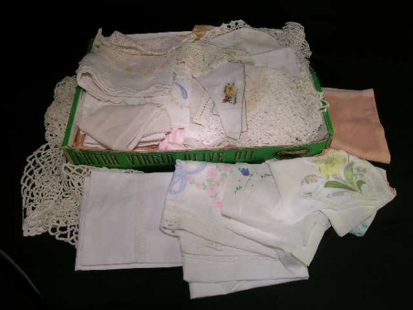 GROUP VINTAGE LINENS SCARVES NAPKINS TABLECLOTHS ET - 2