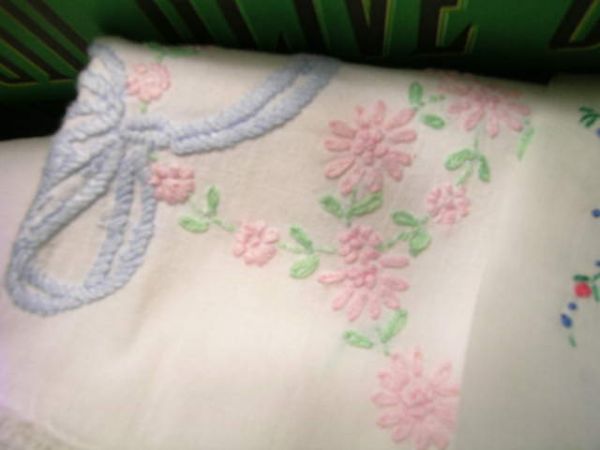 GROUP VINTAGE LINENS SCARVES NAPKINS TABLECLOTHS ET - 3