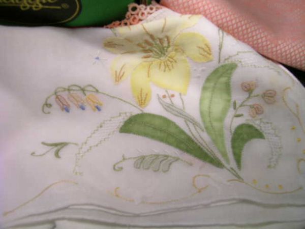 GROUP VINTAGE LINENS SCARVES NAPKINS TABLECLOTHS ET - 4