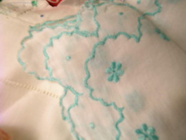GROUP VINTAGE LINENS SCARVES NAPKINS TABLECLOTHS ET - 7