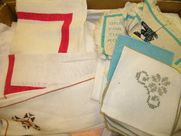 GROUP VINTAGE LINENS SCARVES NAPKINS TABLECLOTHS ET