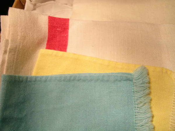 GROUP VINTAGE LINENS SCARVES NAPKINS TABLECLOTHS ET - 5