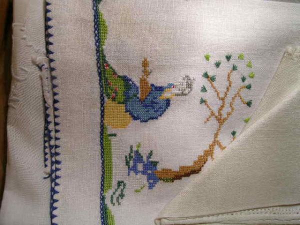 GROUP VINTAGE LINENS SCARVES NAPKINS TABLECLOTHS ET - 6