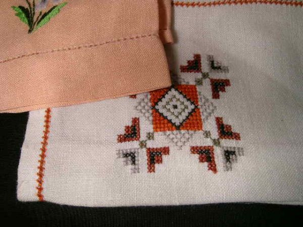 GROUP VINTAGE LINENS SCARVES NAPKINS TABLECLOTHS ET - 7