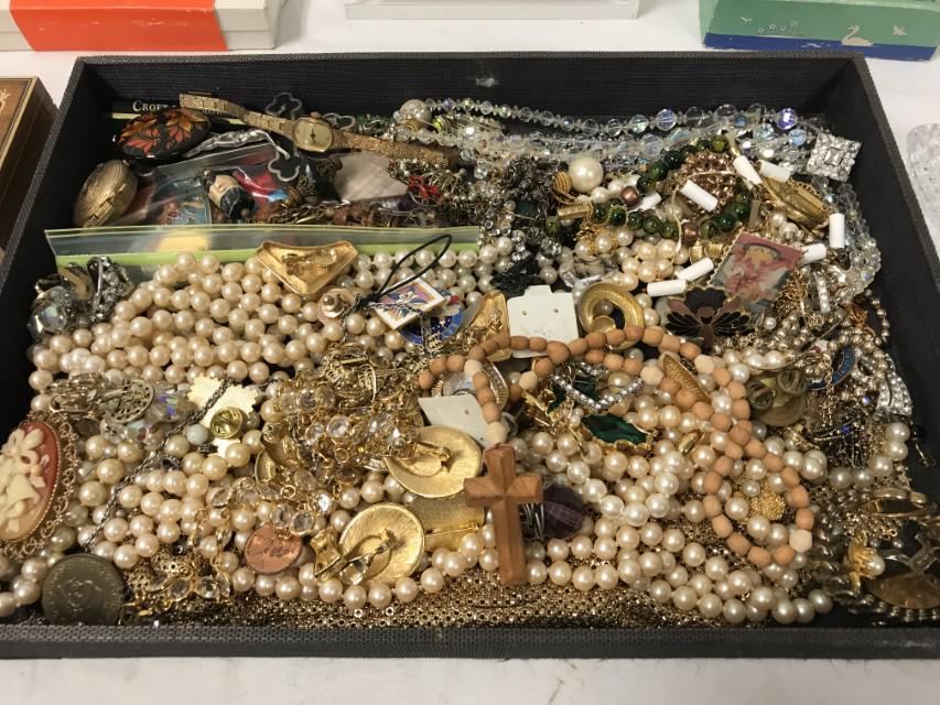 LARGE LOT LADIES COSTUME JEWELRY, ACCESSORIES, ETC (1 of 14)