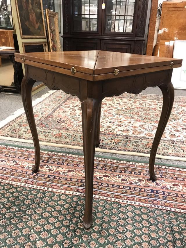 QUEEN ANNE STYLE WALNUT HANDKERCHIEF GAMES TABLE (1 of 15)