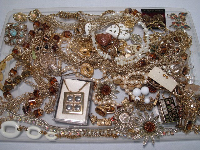 ASSORTED COSTUME JEWELRY AVON SARAH COVENTRY: Tray lot of assorted costume jewelry. Brands such as Avon, Sarah Coventry, Monet, and more. Includes gold toned, silver toned, enamel, faux gems, faux stone, faux pearls, and more. Necklaces, bracelet