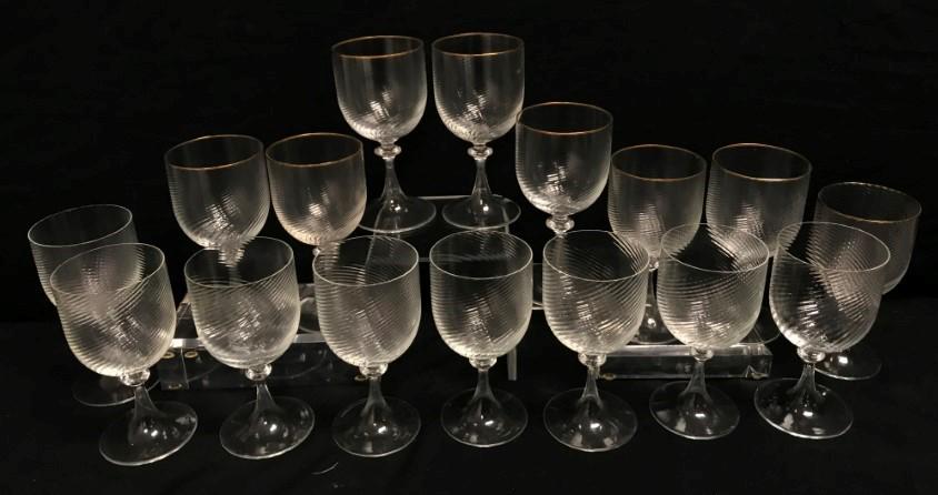 16 MURANO CRYSTAL WINE GLASSES, 20TH C.: 16 MURANO CRYSTAL WINE GLASSES, 20TH C. Swirl type pattern with some pieces having a gilt edge top lip. H 6 4/8. Weight: 5.6 lbs. total. Condition: good, some pieces do not have the gilt rim - see pho