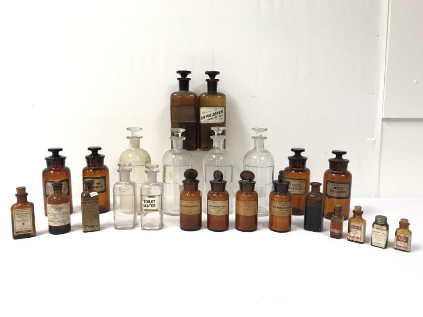 24 AMERICAN VICTORIAN GLASS APOTHECARY BOTTLES (1 of 11)