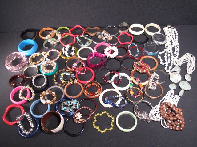 LOT ASSORTED LADIES COSTUME JEWELRY BRACELETS ETC: Assorted ladies costume jewelry. Includes bracelets, necklaces, and more. Gold toned, silver toned, beads, enamel, mother of pearl, and others. Good condition, see images. Shipping weight 5.3 lbs.