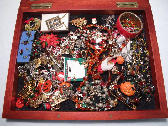 TRAY LOT ASSORTED LADIES HOLIDAY COSTUME JEWELRY: Tray lot of assorted ladies costume jewelry. Holiday theme. Includes many fun and festive designs and colors. Halloween, Christmas, etc. Necklaces, bracelets, pins, earrings, and more. Beads, faux gem