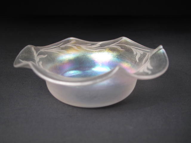 STEUBEN VERRE DE SOIE MASTER SALT DISH: A Steuben Verre De Soie ruffled and engraved master salt cellar with pale rainbow iridescence. Unsigned. Condition good. Measures 3 5/8" wide. Shipping weight 0.3 lbs.