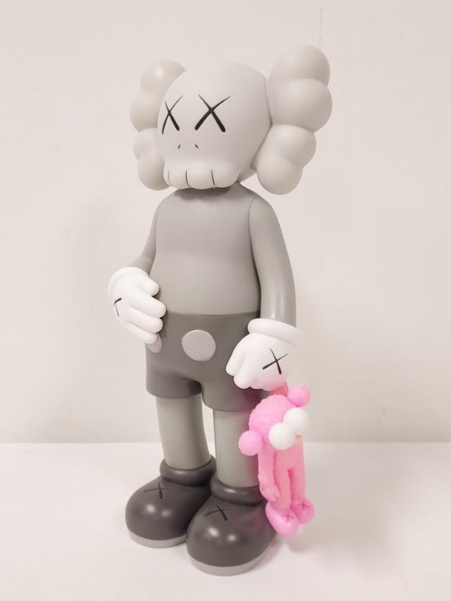 KAWS COMPANION GREY VINYL SCULPTURE: SHARE (1 of 15)
