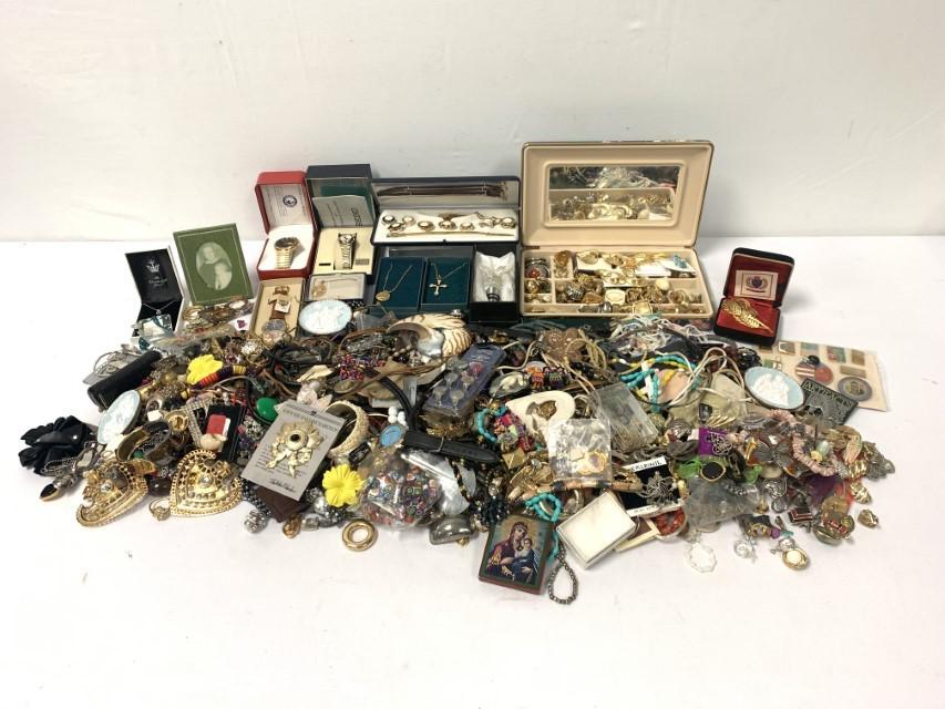 ASSORTED LADIES COSTUME JEWELRY & PARTS, ETC. (1 of 10)