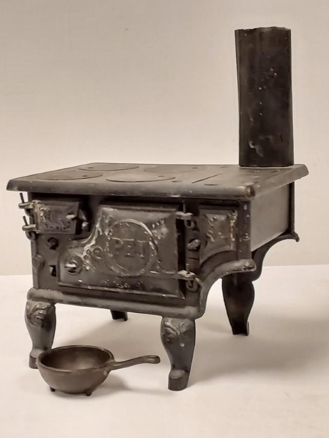 ANTIQUE PET CAST IRON TOY COOK RANGE / STOVE (1 of 13)