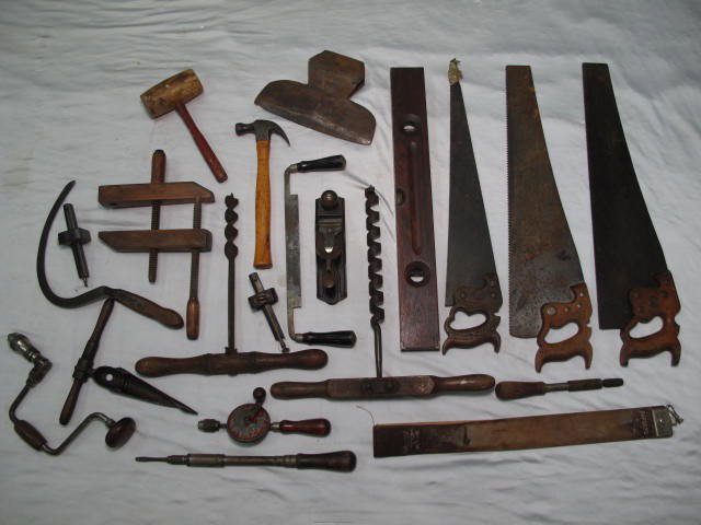 BOX LOT ASSORTED ANTIQUE TOOLS: SAWS DRILLS LEVEL : Box lot of assorted antique tools. Includes saws, level, drills, and more. Generally good condition, signs of age and wear, see images. Longest saw measures 27.5" long. Shipping weight 40 lbs.